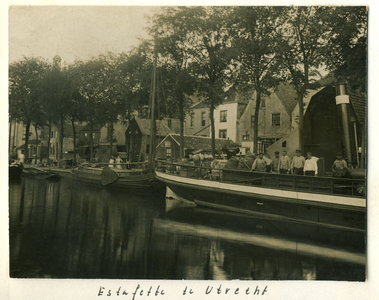 857512 Afbeelding van een schip van de N.V. Rederij Estafette in de Hollandse IJssel langs de kade bij Onder de ...